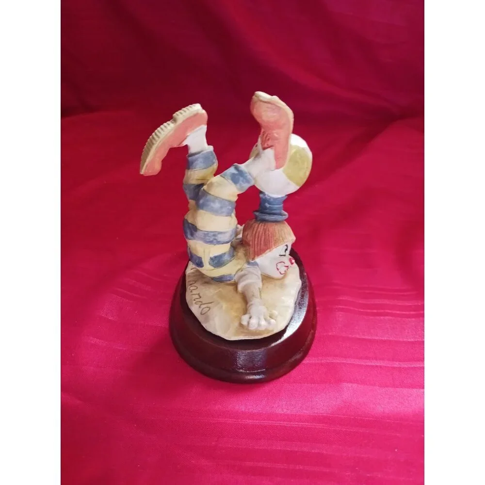 Leonardo Vtg performance clown figurine 